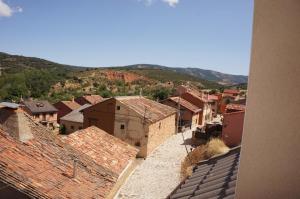 - une vue aérienne sur une ville avec des bâtiments et des collines dans l'établissement APARTAMENTOS LAS ERAS, à El Negredo