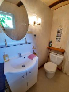 Ванна кімната в Le Logis des 3 Coeurs chambre Aeiou