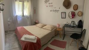 a bedroom with a bed and a desk with a desk at Chambre dans villa Montpellier à 15mn des plages in Montpellier +5 photos