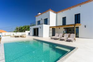 een villa met zwembad voor een huis bij Villa Horizonte Azul by Holiday Rental Madeira in Ponta do Sol