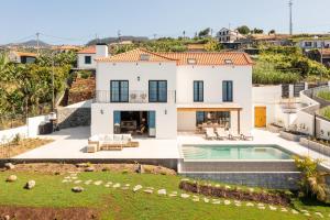 Villa mit Pool und Hof in der Unterkunft Villa Horizonte Azul by HR Madeira in Ponta do Sol