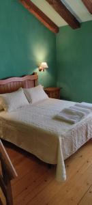 Hotel Rural el Arrabal Siguenza客房内的一张或多张床位