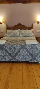 Hotel Rural el Arrabal Siguenza客房内的一张或多张床位