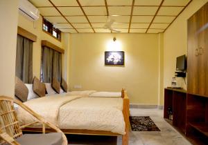 Un pat sau paturi într-o cameră la Nirvana Guest House