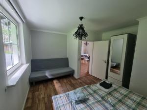 een woonkamer met een bed en een raam bij Ferienhaus mit Ausblick in Brilon