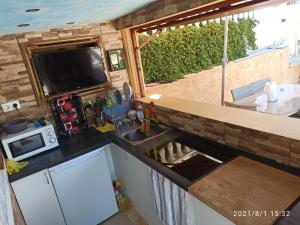 una cocina con fregadero en una casa pequeña en Villa med panoramautsikt med privat pool i Calpe, Costa Blanca, Spanien en Calpe