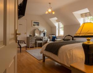 Lis-Ardagh Lodge في Union Hall: غرفة نوم مع سرير وغرفة معيشة