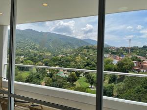ein Fenster mit Bergblick in der Unterkunft Apartasol Luxury Citadela di Sole con Jacuzzi in Santa Fe de Antioquia
