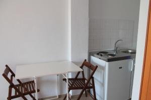 Kuchyň nebo kuchyňský kout v ubytování Kolios Seaside Apartments