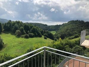 een balkon met uitzicht op een groen veld bij Stanza privata con bagno Contrada Covile in Bosco Chiesanuova
