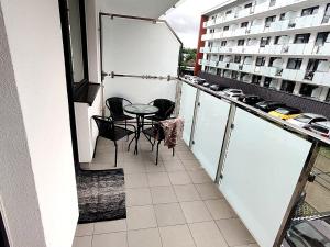 balkon ze stołem i krzesłami na budynku w obiekcie Apartament Słoneczny Brzeg w Kołobrzegu