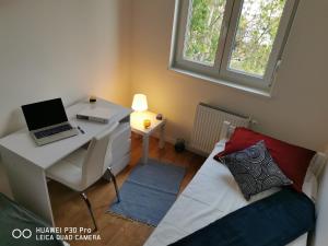 Postel nebo postele na pokoji v ubytování CITY CENTER PEARL #new#free reserved parking in garage elevator direct access#business and pleasure#city view&balcony&sunny&cafes&markets&tram#city center#working room#2 toliets#2 bedrooms