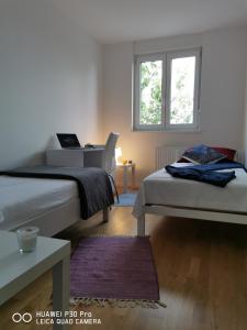 Postel nebo postele na pokoji v ubytování CITY CENTER PEARL #new#free reserved parking in garage elevator direct access#business and pleasure#city view&balcony&sunny&cafes&markets&tram#city center#working room#2 toliets#2 bedrooms