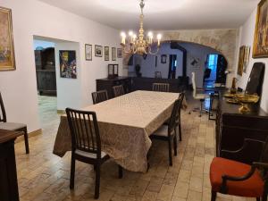 a dining room and kitchen with a table and chairs at Casa do Armador in Setúbal