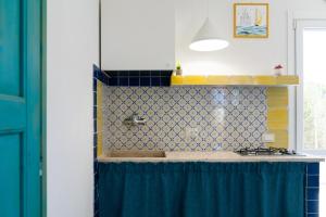 A kitchen or kitchenette at Albarìa Favignana Apartments