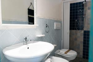A bathroom at Albarìa Favignana Apartments