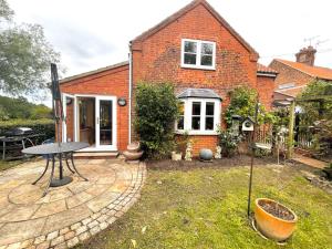 Gallery image of Willow Cottage on the upper River Bure in Aylsham