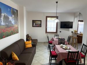 - un salon avec deux tables et un canapé dans l'établissement casa Belcolle, à Putignano