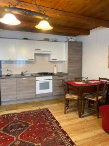 Frazione Duc Apartments tesisinde mutfak veya mini mutfak