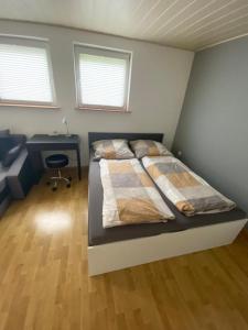 Giường trong phòng chung tại Schöne Wohnung in Karben - Rendel, mit Freisitz