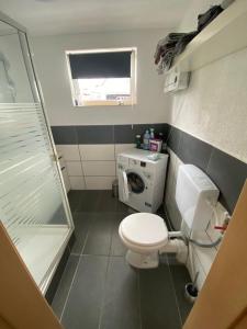 Elle comprend une petite salle de bains pourvue de toilettes et d'une fenêtre. dans l'établissement Schöne Wohnung in Karben - Rendel, mit Freisitz, à Karben