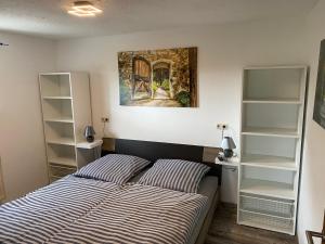 ein Schlafzimmer mit einem Bett und einem Wandgemälde in der Unterkunft Ferienwohnung Reinhold in Schönbrunn am Lusen in Hohenau