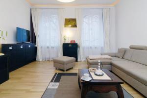 ein Wohnzimmer mit einem Sofa und einem Tisch in der Unterkunft Neukölln Central Rixdorf in Berlin