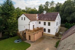 una vista aerea di una casa bianca con terrazza di Buškovský mlýn 1580 a Dolní Bousov