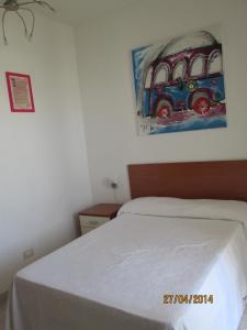 1 dormitorio con 1 cama y una pintura de un autobús en Gallipoli a Rivabella Beach, en Gallipoli
