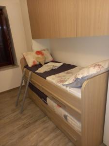 ein kleines Bett in einem kleinen Zimmer in der Unterkunft viche viche in Orgosolo