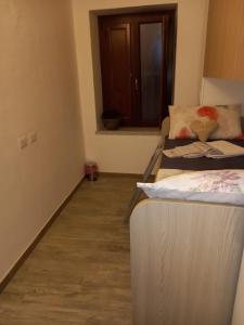 オルゴーゾロにあるviche vicheのベッド2台と窓が備わる小さな客室です。