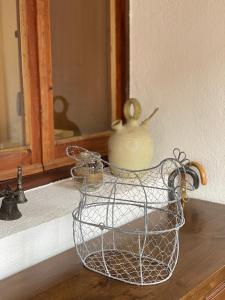 a wire basket sitting on a counter next to a mirror at Apartamento rural Meaus in Rubiás