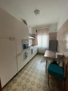 kuchnia z lodówką i stołem w obiekcie Palazzina Rosa w mieście Spormaggiore