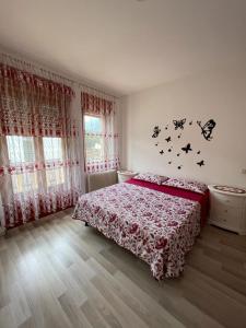 sypialnia z łóżkiem z motylami na ścianie w obiekcie Palazzina Rosa w mieście Spormaggiore +37 zdjęć
