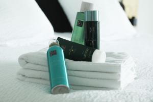 un mucchio di asciugamani e cosmetici su un letto di Rozeboom Loft ad Aartrijke