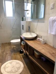 un baño con lavabo e inodoro en Petivat Gardens, en Tivat