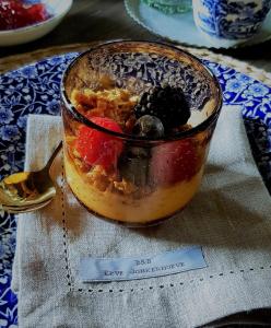 een dessert in een glazen beker op een tafel bij Erve Jonkerhoeve in Heesch