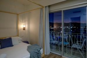 Un pat sau paturi într-o cameră la La Sirena Rooms