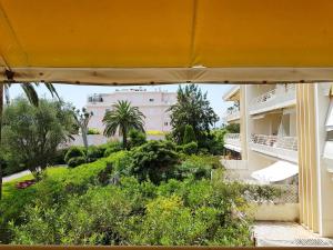 uma vista a partir da varanda de um edifício em Cannes la Croisette, Baoli 4 beds, balcony,parking em Cannes