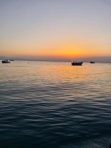 薩摩斯的住宿－Abeas Samos Antonis 3，日落时分水面上的两艘船