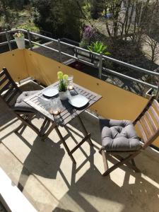 a table and two chairs sitting on a patio at Stadtwohnung im Zentrum mit 24-7 Self Check-In, WLAN & Smart TV in Kiel