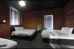 Säng eller sängar i ett rum på Casa Jungle Slps 20 Mcr Centre Hot tub, bar and cinema Room Leisure suite
