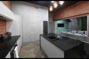 Ett kök eller pentry på Casa Jungle Slps 20 Mcr Centre Hot tub, bar and cinema Room Leisure suite