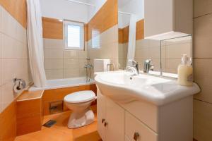 Koupelna v ubytování Apartments Lino + 37 fotografií