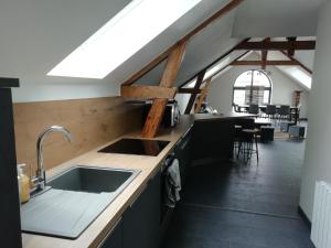 eine Küche mit einer Spüle und einer Arbeitsplatte in der Unterkunft La Voilerie in Fécamp