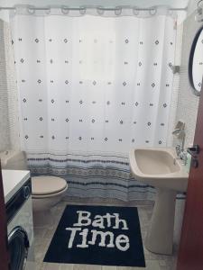 uma casa de banho com uma cortina de chuveiro e um lavatório. em Jo Relax House em Nea Makri
