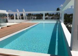 Bazén v ubytování Ducassi Premium Suites nebo v jeho okolí