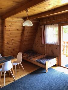 sypialnia z łóżkiem piętrowym w drewnianym domku w obiekcie "Domek na Wiejskiej 4" Polańczyk , 696-025-331 w Polańczyku