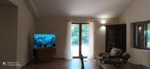 En tv och/eller ett underhållningssystem på Agriresort Tenuta Ranieri