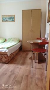Postel nebo postele na pokoji v ubytování pokoje STIFADO
